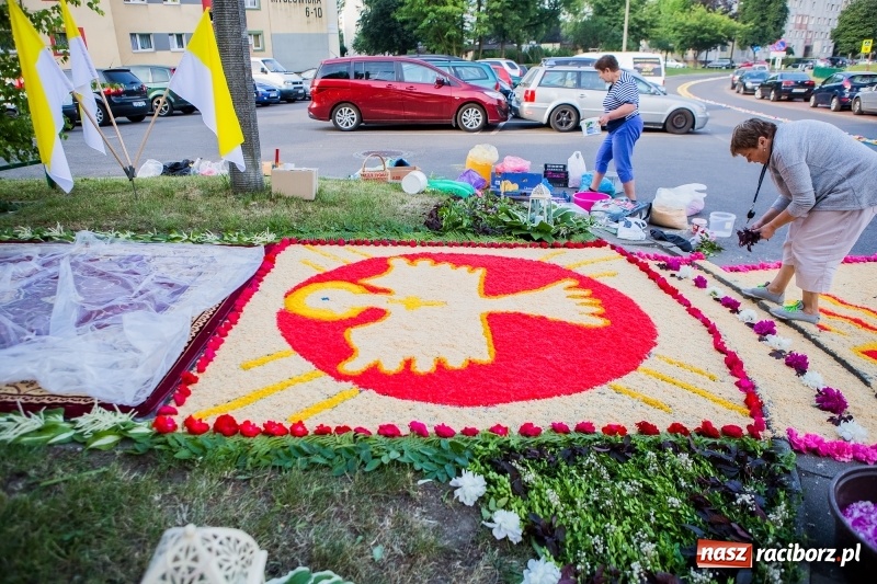Zdjęcie w galerii na portalu naszraciborz.pl: Od rana cała Raciborszczyzna szykuje się na Boże Ciało  wiadomości z regionu