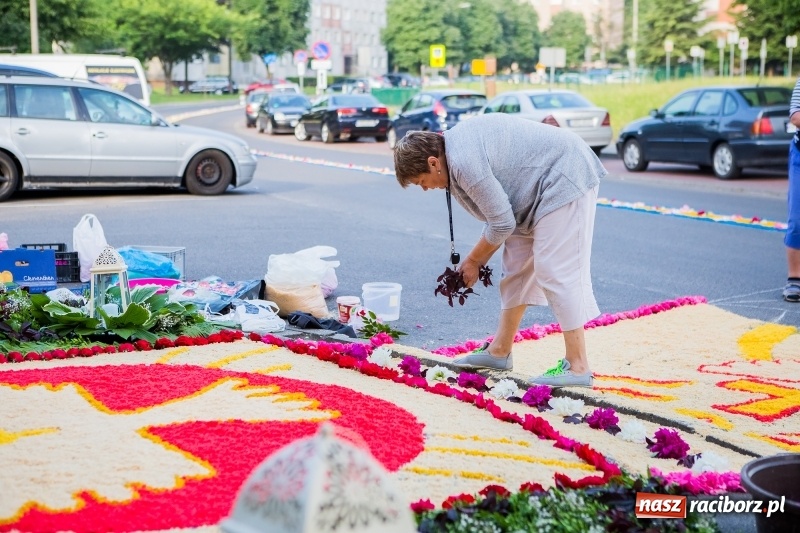 Zdjęcie w galerii na portalu naszraciborz.pl: Od rana cała Raciborszczyzna szykuje się na Boże Ciało  wiadomości z regionu