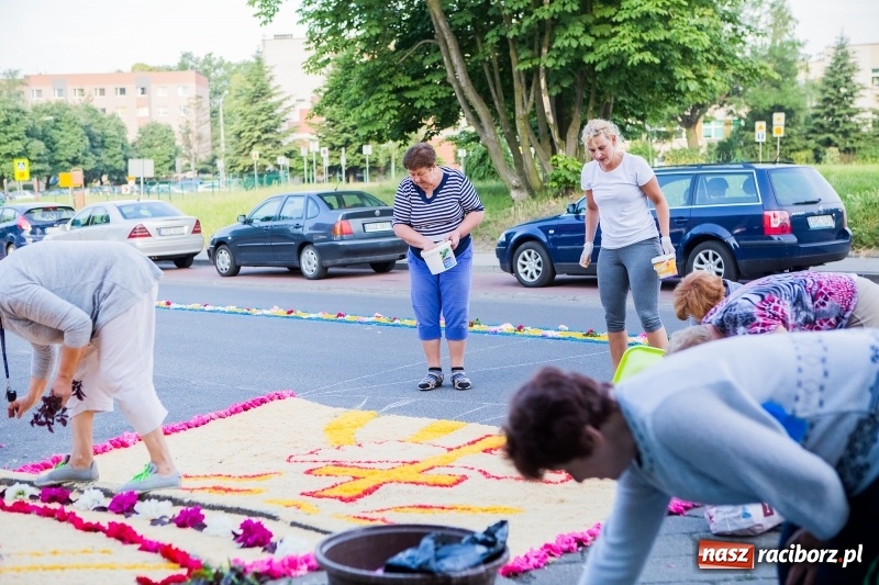 Zdjęcie w galerii na portalu naszraciborz.pl: Od rana cała Raciborszczyzna szykuje się na Boże Ciało  wiadomości z regionu