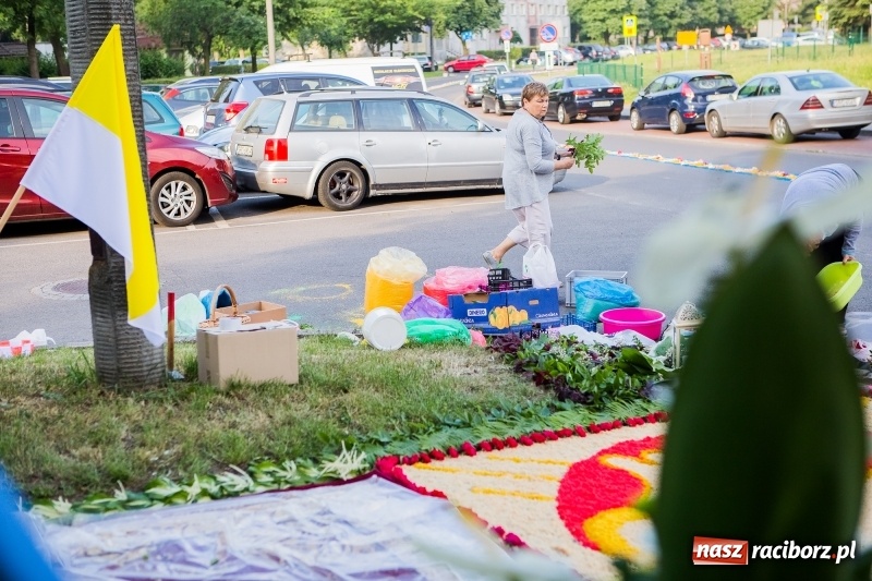 Zdjęcie w galerii na portalu naszraciborz.pl: Od rana cała Raciborszczyzna szykuje się na Boże Ciało  wiadomości z regionu