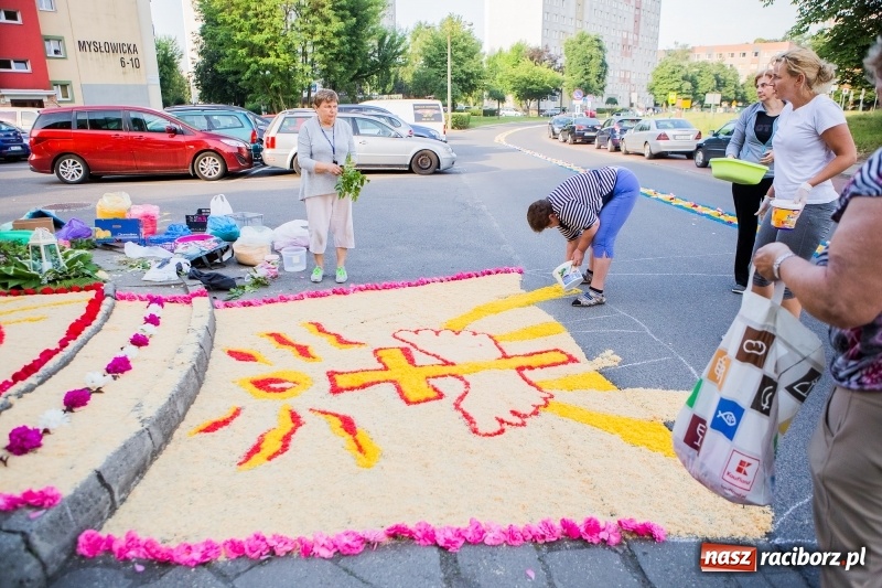 Zdjęcie w galerii na portalu naszraciborz.pl: Od rana cała Raciborszczyzna szykuje się na Boże Ciało  wiadomości z regionu