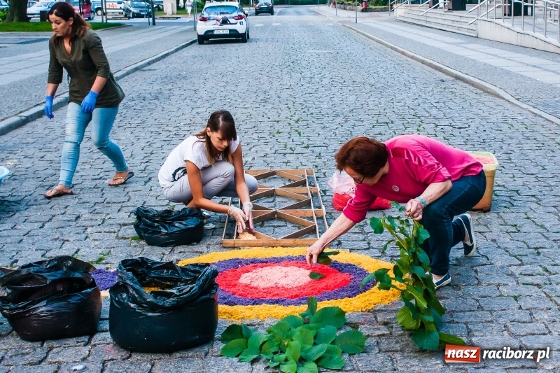 Zdjęcie w galerii na portalu naszraciborz.pl: Od rana cała Raciborszczyzna szykuje się na Boże Ciało  wiadomości z regionu