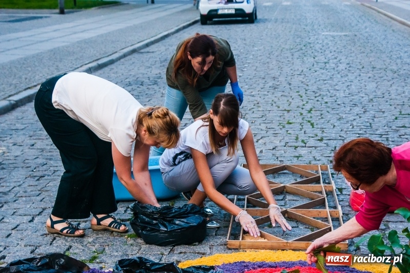 Zdjęcie w galerii na portalu naszraciborz.pl: Od rana cała Raciborszczyzna szykuje się na Boże Ciało  wiadomości z regionu