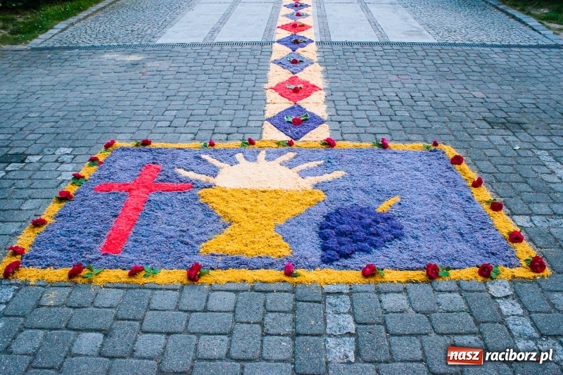 Zdjęcie w galerii na portalu naszraciborz.pl: Od rana cała Raciborszczyzna szykuje się na Boże Ciało  wiadomości z regionu