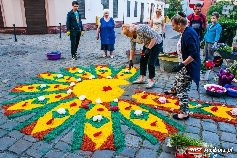 Zdjęcie w galerii na portalu naszraciborz.pl: Od rana cała Raciborszczyzna szykuje się na Boże Ciało  wiadomości z regionu