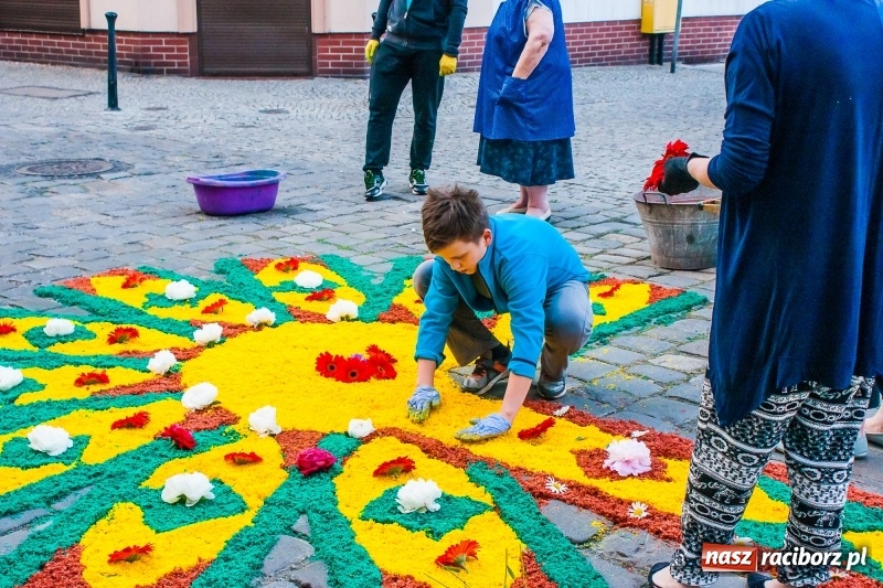 Zdjęcie w galerii na portalu naszraciborz.pl: Od rana cała Raciborszczyzna szykuje się na Boże Ciało  wiadomości z regionu