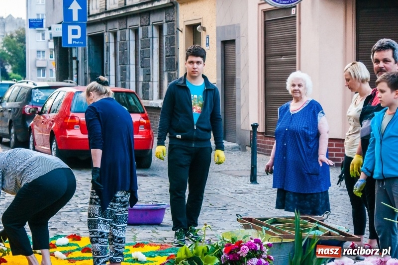 Zdjęcie w galerii na portalu naszraciborz.pl: Od rana cała Raciborszczyzna szykuje się na Boże Ciało  wiadomości z regionu