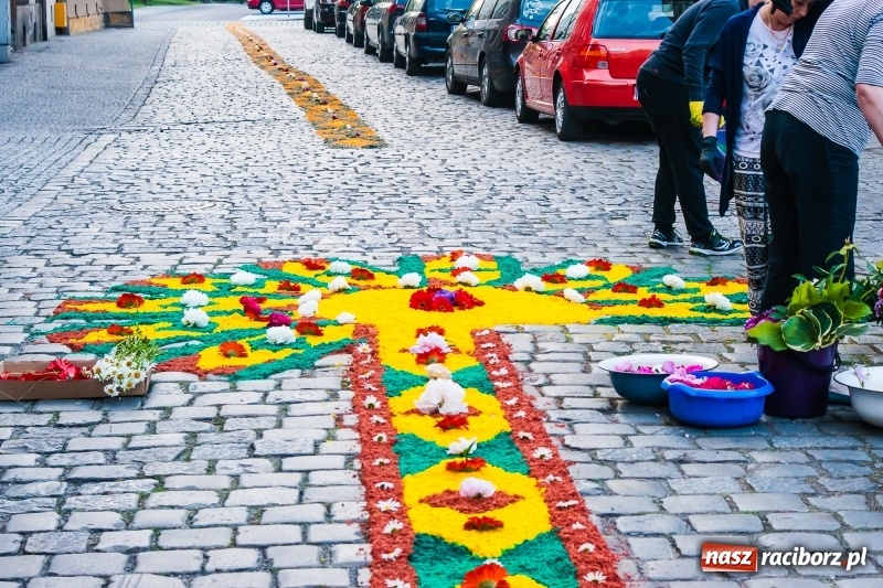 Zdjęcie w galerii na portalu naszraciborz.pl: Od rana cała Raciborszczyzna szykuje się na Boże Ciało  wiadomości z regionu