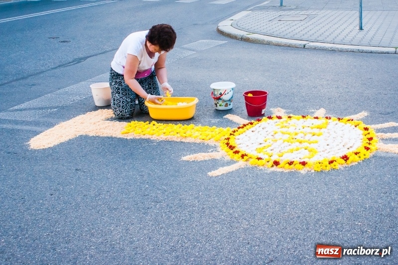 Zdjęcie w galerii na portalu naszraciborz.pl: Od rana cała Raciborszczyzna szykuje się na Boże Ciało  wiadomości z regionu