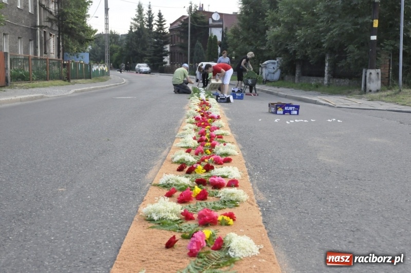 Zdjęcie w galerii na portalu naszraciborz.pl: Od rana cała Raciborszczyzna szykuje się na Boże Ciało  wiadomości z regionu