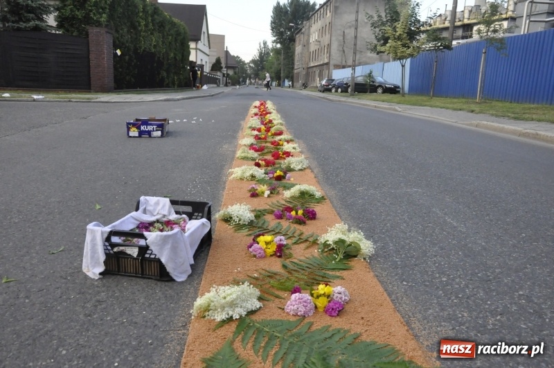 Zdjęcie w galerii na portalu naszraciborz.pl: Od rana cała Raciborszczyzna szykuje się na Boże Ciało  wiadomości z regionu
