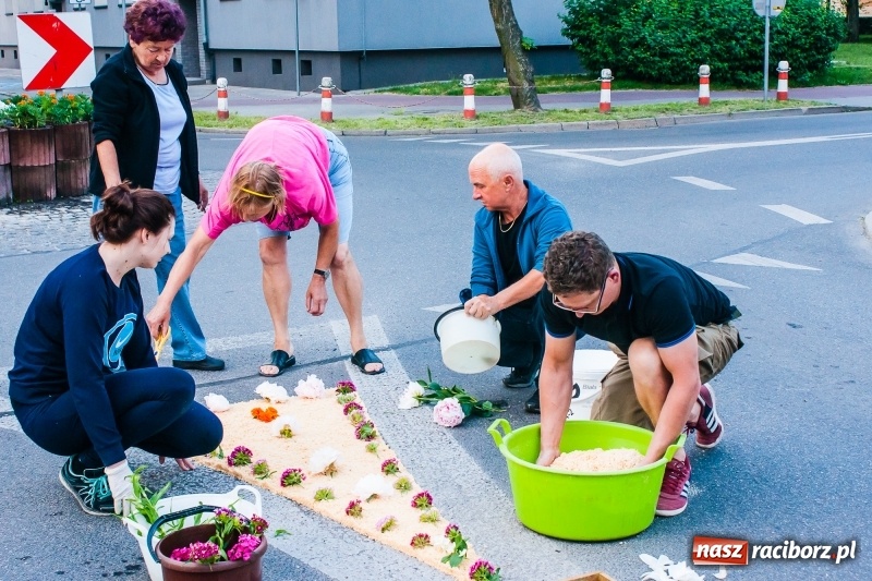 Zdjęcie w galerii na portalu naszraciborz.pl: Od rana cała Raciborszczyzna szykuje się na Boże Ciało  wiadomości z regionu
