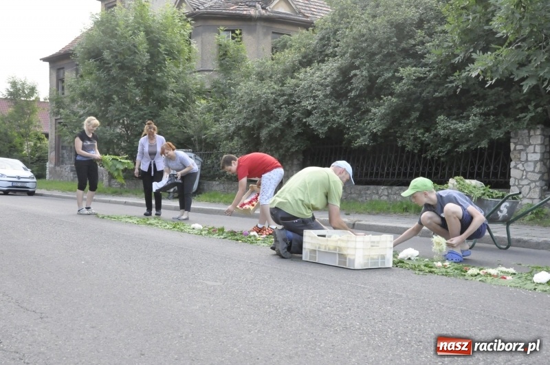 Zdjęcie w galerii na portalu naszraciborz.pl: Od rana cała Raciborszczyzna szykuje się na Boże Ciało  wiadomości z regionu