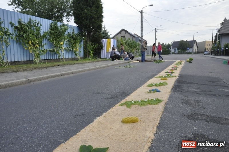 Zdjęcie w galerii na portalu naszraciborz.pl: Od rana cała Raciborszczyzna szykuje się na Boże Ciało  wiadomości z regionu