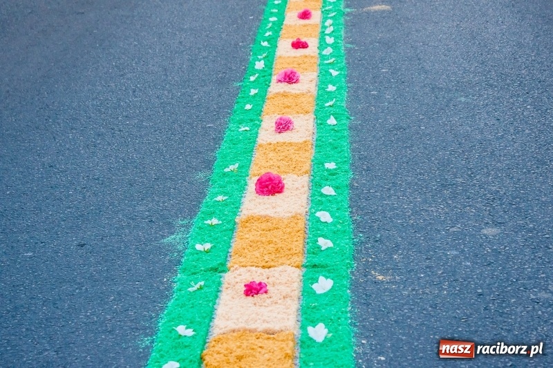 Zdjęcie w galerii na portalu naszraciborz.pl: Od rana cała Raciborszczyzna szykuje się na Boże Ciało  wiadomości z regionu