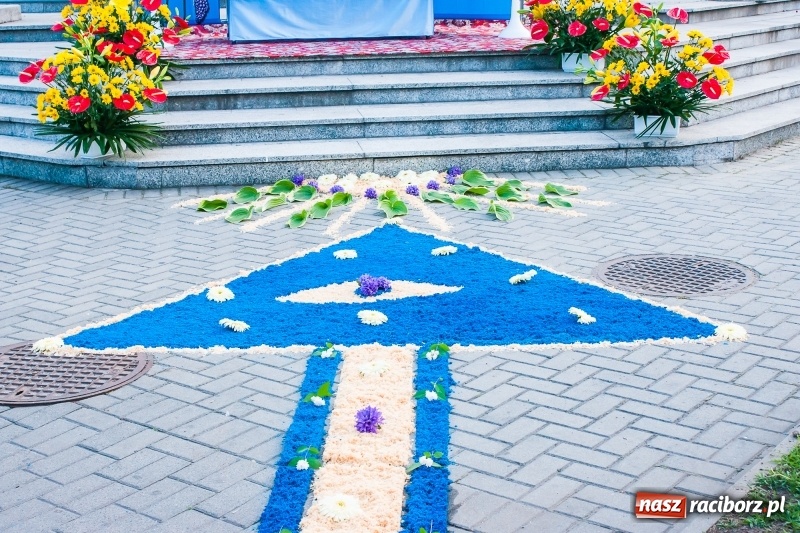 Zdjęcie w galerii na portalu naszraciborz.pl: Od rana cała Raciborszczyzna szykuje się na Boże Ciało  wiadomości z regionu