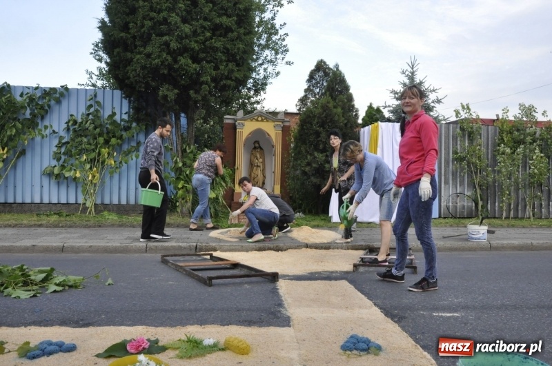 Zdjęcie w galerii na portalu naszraciborz.pl: Od rana cała Raciborszczyzna szykuje się na Boże Ciało  wiadomości z regionu
