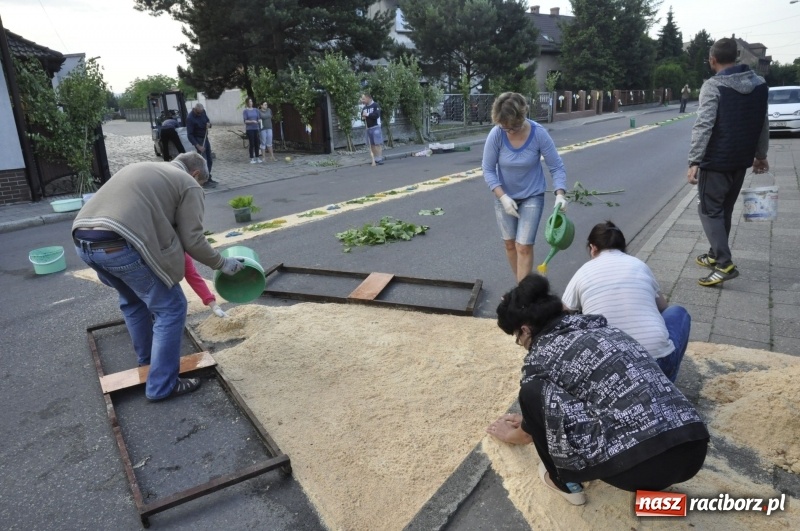 Zdjęcie w galerii na portalu naszraciborz.pl: Od rana cała Raciborszczyzna szykuje się na Boże Ciało  wiadomości z regionu