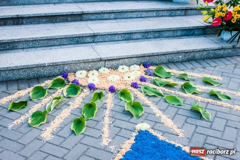 Zdjęcie w galerii na portalu naszraciborz.pl: Od rana cała Raciborszczyzna szykuje się na Boże Ciało  wiadomości z regionu