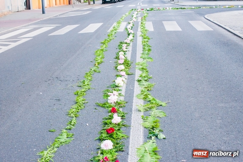 Zdjęcie w galerii na portalu naszraciborz.pl: Od rana cała Raciborszczyzna szykuje się na Boże Ciało  wiadomości z regionu