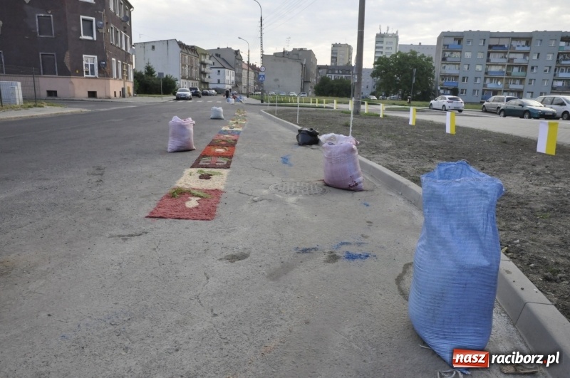 Zdjęcie w galerii na portalu naszraciborz.pl: Od rana cała Raciborszczyzna szykuje się na Boże Ciało  wiadomości z regionu