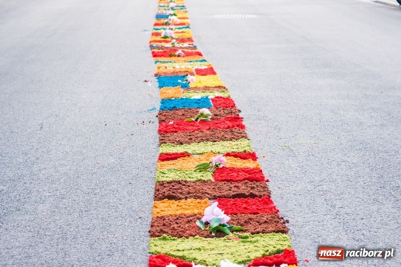 Zdjęcie w galerii na portalu naszraciborz.pl: Od rana cała Raciborszczyzna szykuje się na Boże Ciało  wiadomości z regionu