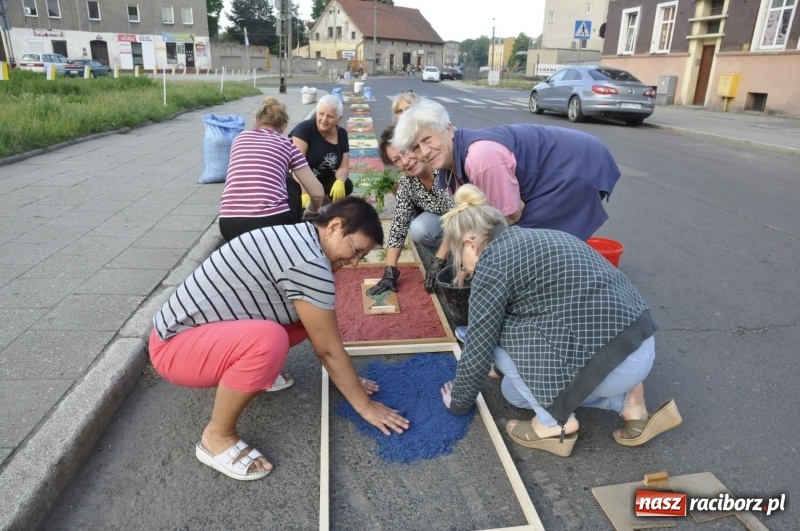 Zdjęcie w galerii na portalu naszraciborz.pl: Od rana cała Raciborszczyzna szykuje się na Boże Ciało  wiadomości z regionu