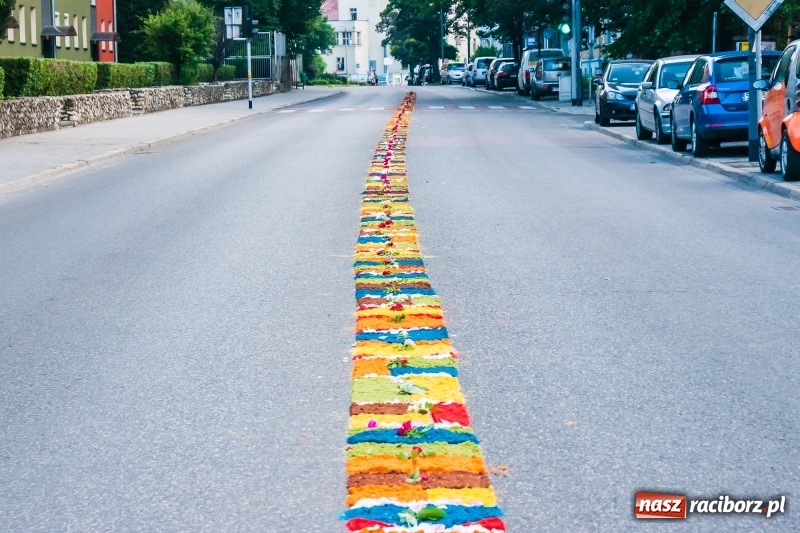 Zdjęcie w galerii na portalu naszraciborz.pl: Od rana cała Raciborszczyzna szykuje się na Boże Ciało  wiadomości z regionu