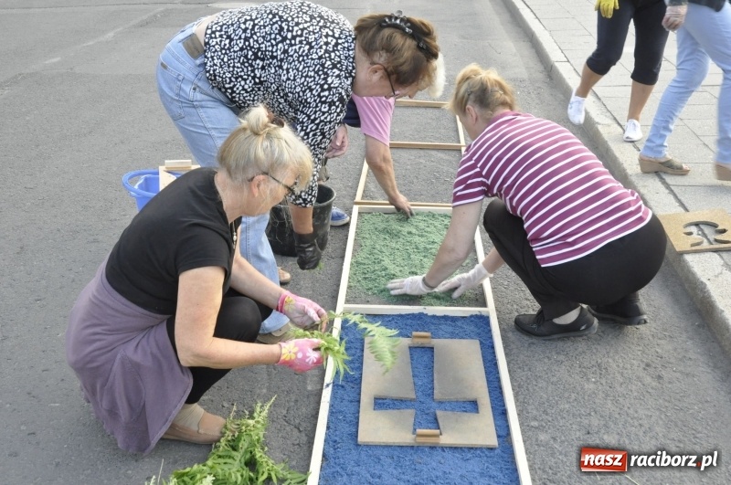 Zdjęcie w galerii na portalu naszraciborz.pl: Od rana cała Raciborszczyzna szykuje się na Boże Ciało  wiadomości z regionu