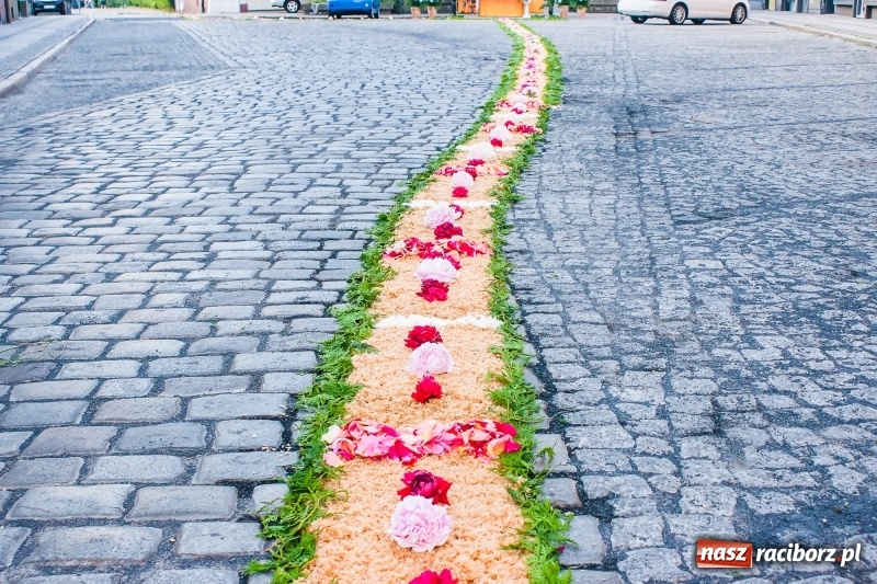 Zdjęcie w galerii na portalu naszraciborz.pl: Od rana cała Raciborszczyzna szykuje się na Boże Ciało  wiadomości z regionu