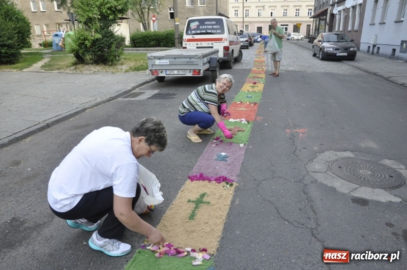 Zdjęcie w galerii na portalu naszraciborz.pl: Od rana cała Raciborszczyzna szykuje się na Boże Ciało  wiadomości z regionu