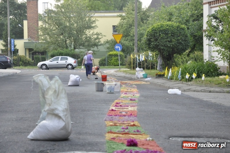 Zdjęcie w galerii na portalu naszraciborz.pl: Od rana cała Raciborszczyzna szykuje się na Boże Ciało  wiadomości z regionu