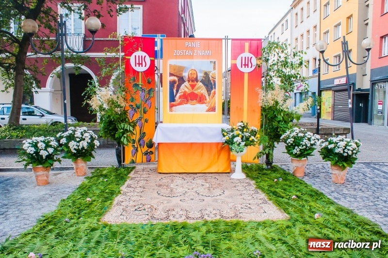 Zdjęcie w galerii na portalu naszraciborz.pl: Od rana cała Raciborszczyzna szykuje się na Boże Ciało  wiadomości z regionu