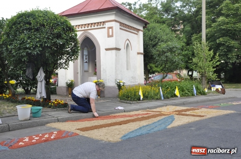 Zdjęcie w galerii na portalu naszraciborz.pl: Od rana cała Raciborszczyzna szykuje się na Boże Ciało  wiadomości z regionu