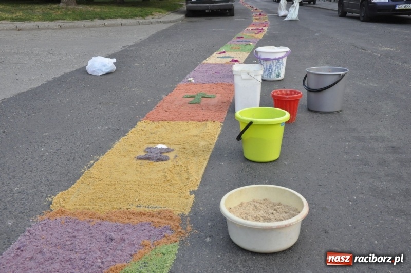 Zdjęcie w galerii na portalu naszraciborz.pl: Od rana cała Raciborszczyzna szykuje się na Boże Ciało  wiadomości z regionu