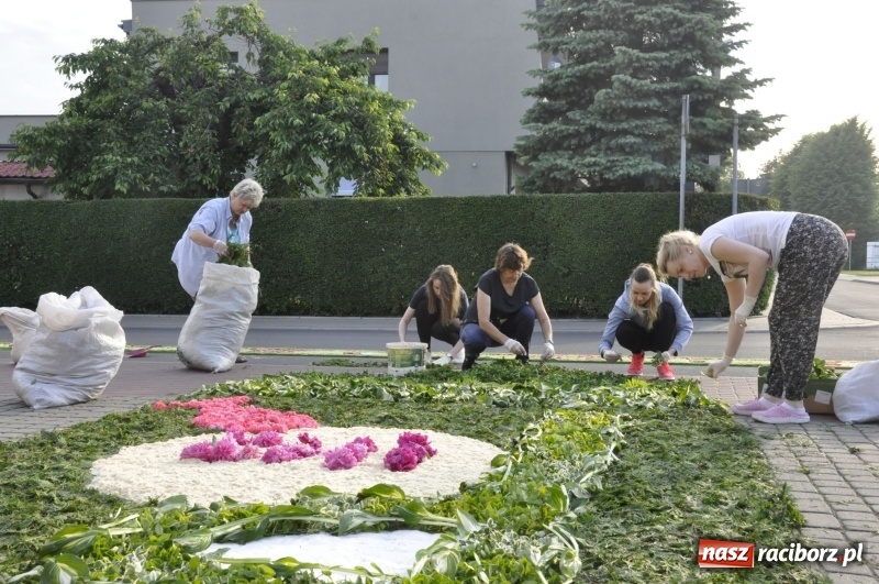 Zdjęcie w galerii na portalu naszraciborz.pl: Od rana cała Raciborszczyzna szykuje się na Boże Ciało  wiadomości z regionu