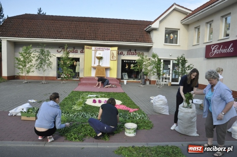 Zdjęcie w galerii na portalu naszraciborz.pl: Od rana cała Raciborszczyzna szykuje się na Boże Ciało  wiadomości z regionu