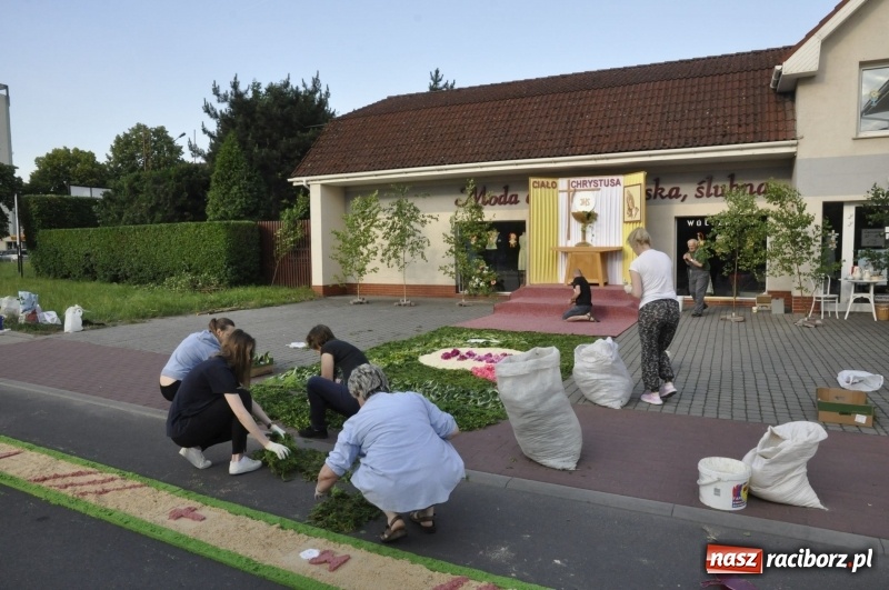 Zdjęcie w galerii na portalu naszraciborz.pl: Od rana cała Raciborszczyzna szykuje się na Boże Ciało  wiadomości z regionu