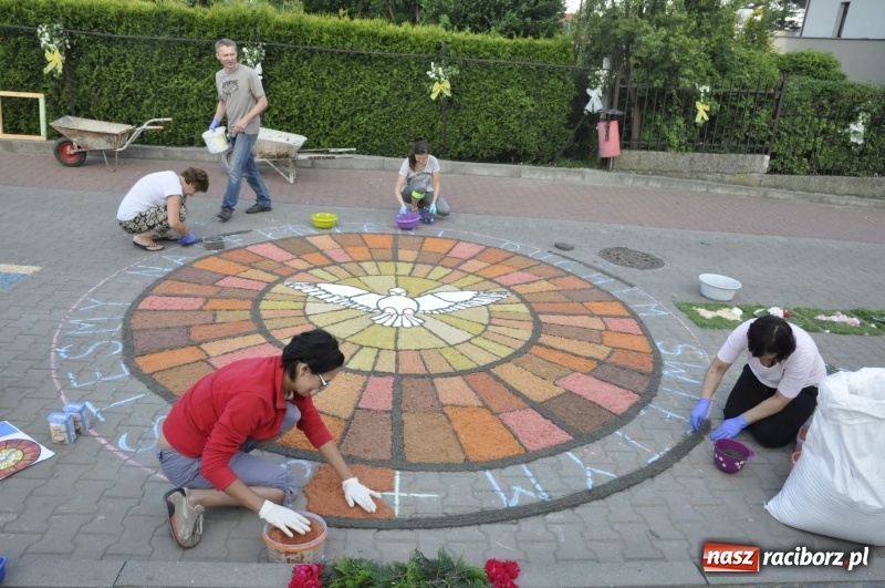 Zdjęcie w galerii na portalu naszraciborz.pl: Od rana cała Raciborszczyzna szykuje się na Boże Ciało  wiadomości z regionu