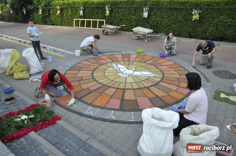 Zdjęcie w galerii na portalu naszraciborz.pl: Od rana cała Raciborszczyzna szykuje się na Boże Ciało  wiadomości z regionu
