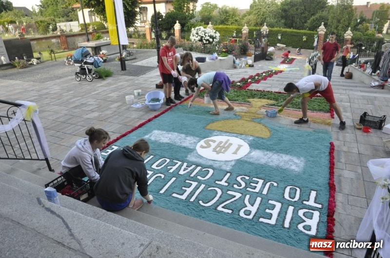 Zdjęcie w galerii na portalu naszraciborz.pl: Od rana cała Raciborszczyzna szykuje się na Boże Ciało  wiadomości z regionu