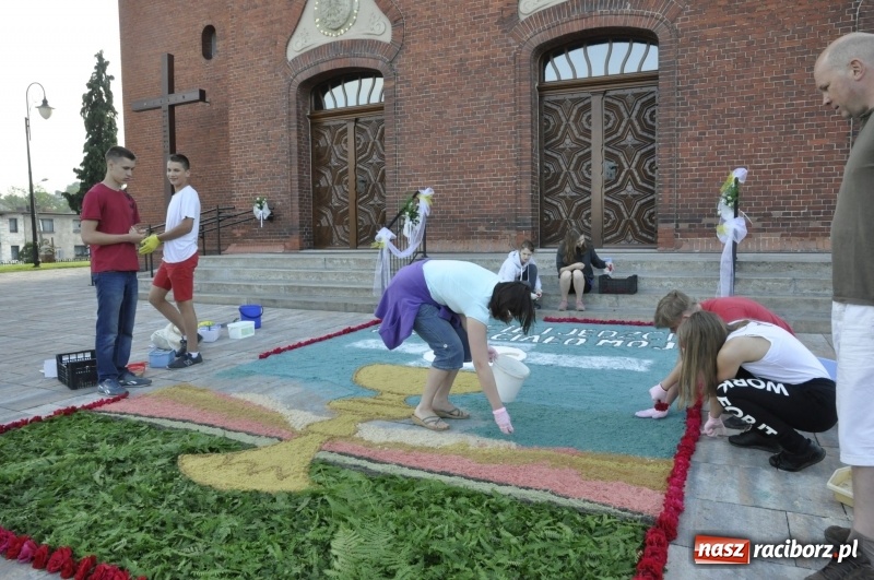 Zdjęcie w galerii na portalu naszraciborz.pl: Od rana cała Raciborszczyzna szykuje się na Boże Ciało  wiadomości z regionu