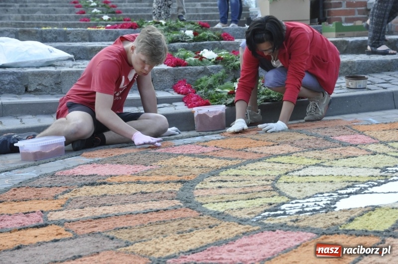 Zdjęcie w galerii na portalu naszraciborz.pl: Od rana cała Raciborszczyzna szykuje się na Boże Ciało  wiadomości z regionu