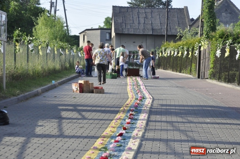 Zdjęcie w galerii na portalu naszraciborz.pl: Od rana cała Raciborszczyzna szykuje się na Boże Ciało  wiadomości z regionu