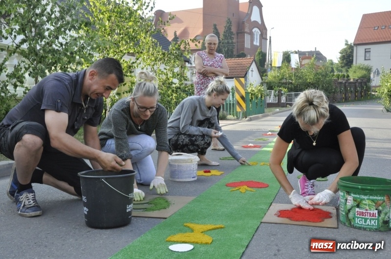 Zdjęcie w galerii na portalu naszraciborz.pl: Od rana cała Raciborszczyzna szykuje się na Boże Ciało  wiadomości z regionu