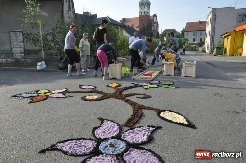 Zdjęcie w galerii na portalu naszraciborz.pl: Od rana cała Raciborszczyzna szykuje się na Boże Ciało  wiadomości z regionu