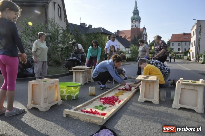 Zdjęcie w galerii na portalu naszraciborz.pl: Od rana cała Raciborszczyzna szykuje się na Boże Ciało  wiadomości z regionu