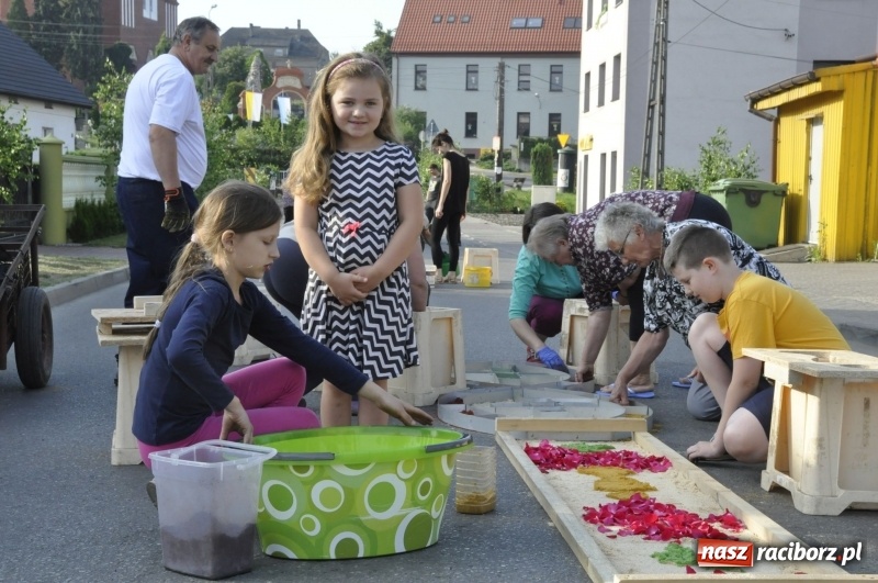 Zdjęcie w galerii na portalu naszraciborz.pl: Od rana cała Raciborszczyzna szykuje się na Boże Ciało  wiadomości z regionu