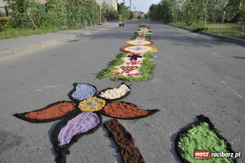 Zdjęcie w galerii na portalu naszraciborz.pl: Od rana cała Raciborszczyzna szykuje się na Boże Ciało  wiadomości z regionu