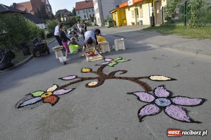 Zdjęcie w galerii na portalu naszraciborz.pl: Od rana cała Raciborszczyzna szykuje się na Boże Ciało  wiadomości z regionu
